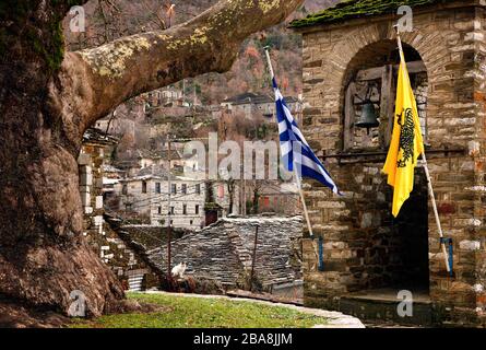 MIKRO PAPINGO VILLAGE, Griechenland. Teilweise mit Blick auf einer der schönsten griechischen Bergdörfern in der Region Zagori, Ioannina, Epirus. Stockfoto