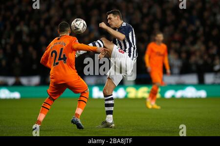 West Bromwich Albions Gareth Barry (Center) kämpft um den Ball mit Miguel Almiron (links) von Newcastle United Stockfoto