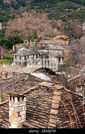 MIKRO PAPINGO VILLAGE, Griechenland. Teilweise mit Blick auf einer der schönsten griechischen Bergdörfern in der Region Zagori, Ioannina, Epirus. Stockfoto