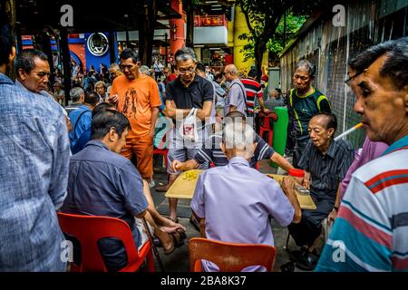 CHINATOWN/SINGAPUR, 28. APR 2018 - das ältere Singapur versammelt sich, um im People's Park Complex chinesisches Schach zu sehen und zu spielen. Stockfoto