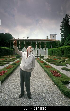 Graf Giovanni (Johnny) Lurani fotografierte 1992 in seiner Villa in Calvenzano Italien Stockfoto