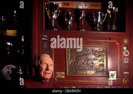 Graf Giovanni (Johnny) Lurani fotografierte 1992 in seiner Villa in Calvenzano Italien Stockfoto