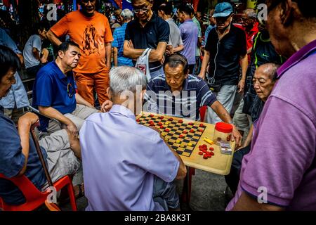 CHINATOWN/SINGAPUR, 28. APR 2018 - das ältere Singapur versammelt sich, um im People's Park Complex chinesisches Schach zu sehen und zu spielen. Stockfoto