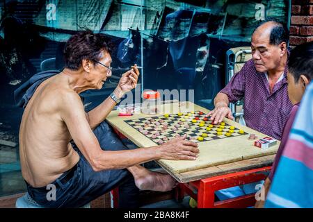 CHINATOWN/SINGAPUR, 28. APR 2018 - das ältere Singapur versammelt sich, um im People's Park Complex chinesisches Schach zu sehen und zu spielen. Stockfoto