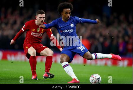 Chelseas Willian (rechts) in Aktion mit Liverpools Andrew Robertson Stockfoto