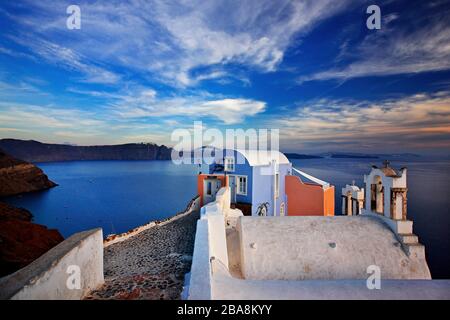 Eine der schönsten Ecken des Dorfes Oia, das über der Caldera hängt. Santorini-Insel, Kykladen, ägeisches Meer, Griechenland. Stockfoto