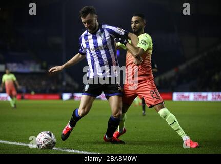 Der Riyad Mahrez von Manchester City (rechts) und der Morgan Fox von Sheffield Wednesday kämpfen um den Ball Stockfoto