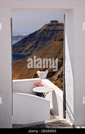 Schöner Balkon mit Blick auf die Caldera der Insel Santorini im Dorf Firostefani. Kykladen, ägeisches Meer, Griechenland. Stockfoto