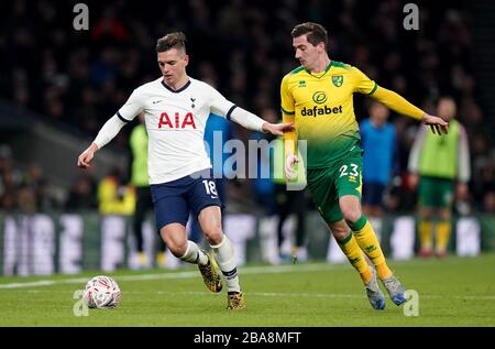 Tottenham Hotspors Giovani Lo Celso (links) und Kenny McLean von Norwich City kämpfen um den Ball Stockfoto