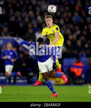 Kelechi Iheanacho (links) von Leicester City in Aktion mit Kristian Pedersen von Birmingham City Stockfoto