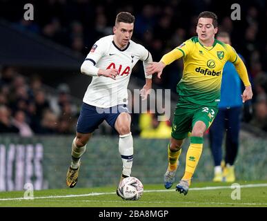 Tottenham Hotspors Giovani Lo Celso (links) und Kenny McLean von Norwich City kämpfen um den Ball Stockfoto