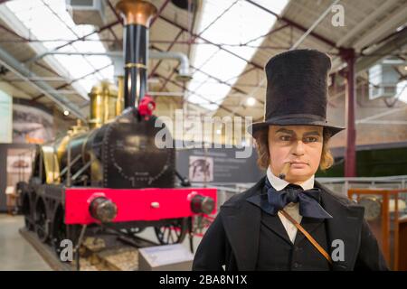 Ein lebensgroßes Modell von Isambard Kingdom Brunel, berühmter viktorianischer Unternehmer und Ingenieur vor einem Nachbau einer seiner ersten Dampfloks o Stockfoto