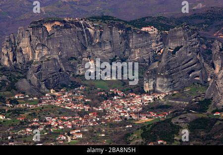 Panoramablick auf das Dorf Kastraki in der "Wiese" der Felsen von Meteora. Trikala, Thessaly, Griechenland. Stockfoto