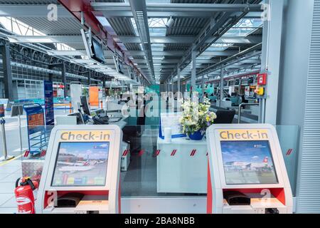 Dresden, Deutschland. März 2020. Sie ist auf der Abflugsebene am Internationalen Flughafen Dresden verlassen. Um das Corona-Virus einzudämmen, verbannt Sachsen nun alle öffentlichen Zusammenkünfte von drei oder mehr Menschen. Kredit: Robert Michael / dpa-Zentralbild / ZB / dpa / Alamy Live News Stockfoto