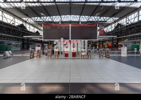 Dresden, Deutschland. März 2020. Sie ist auf der Abflugsebene am Internationalen Flughafen Dresden verlassen. Um das Corona-Virus einzudämmen, verbannt Sachsen nun alle öffentlichen Zusammenkünfte von drei oder mehr Menschen. Kredit: Robert Michael / dpa-Zentralbild / ZB / dpa / Alamy Live News Stockfoto