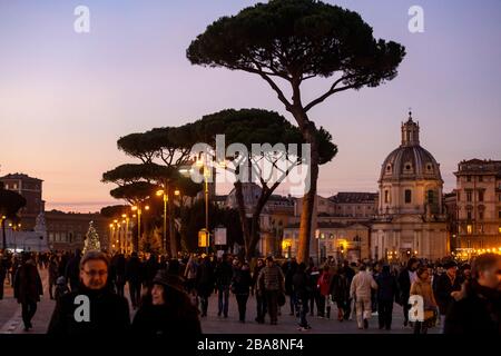 Touristen, die nachts Sehenswürdigkeiten in Rom besuchen Stockfoto