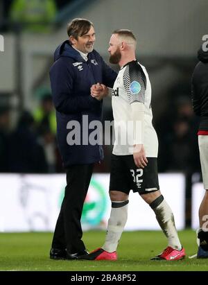Derby County Manager Phillip Cocu schüttelt nach dem Spiel die Hände mit Wayne Rooney Stockfoto