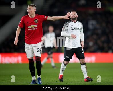 Scott McTominay (links) von Manchester United und Wayne Rooney von Derby County im Einsatz Stockfoto