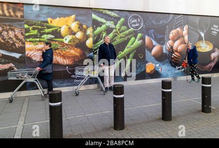 Southampton, England, Großbritannien. 2020. Ältere Menschen, die in einer Reihe stehen und sechs Meter voneinander entfernt sind, warten darauf, einen Supermarkt für die "Silver-Hour"-Einkaufserfahrung zu betreten. Stockfoto