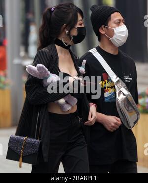 Peking, China. März 2020. Chinesen tragen immer noch schützende Gesichtsmasken, während sie eine Art und Weise besuchen, die galleria als die Bedrohung des tödlichen Coronavirus (Covid-19) am Donnerstag, 26. März 2020 in Peking verblasst. Chinas Hauptstadt kehrt langsam in den Normalzustand zurück, während die Zahl der neuen Coronavirus-Fälle und die Rückkehr des Frühlingswetters stark gefallen sind. Foto von Stephen Shaver/UPI Credit: UPI/Alamy Live News Stockfoto