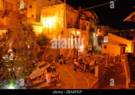 Bild des Nachtlebens im Sommer in San Nicola Arcella, einem alten Dorf in der Region Kalabrien Stockfoto