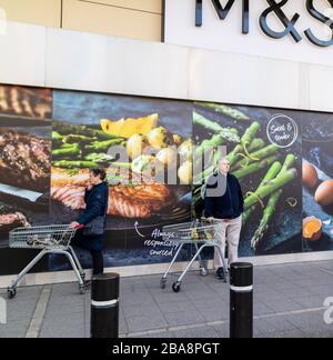 Southampton, England, Großbritannien. 2020. Ältere Menschen, die in einer Reihe stehen und sechs Meter voneinander entfernt sind, warten darauf, einen Supermarkt für die "Silver-Hour"-Einkaufserfahrung zu betreten. Stockfoto