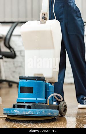 3/4-Ansicht des saubereren Waschbodens im Büro mit Reinigungsmaschine Stockfoto