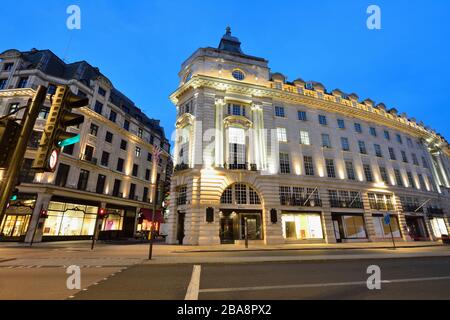 Abendliche Regent Street während der Sperre, Westminster, London, Großbritannien Stockfoto