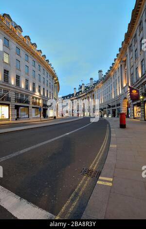 Abendliche Regent Street während der Sperre, Westminster, London, Großbritannien Stockfoto