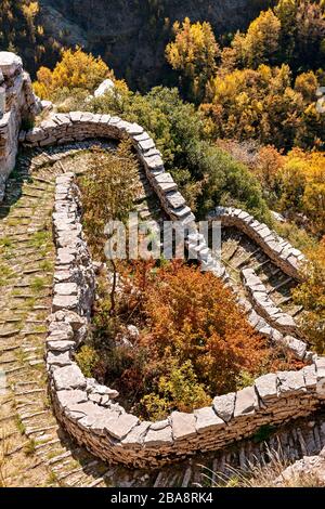 Die Scala von Vradeto ('Stairway of Vradeto'), ein fantastischer Steinpfad, ein wahres Meisterwerk der traditionellen Technik, Ioannina, Griechenland. Stockfoto