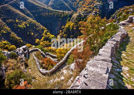 Die Scala von Vradeto ('Stairway of Vradeto'), ein fantastischer Steinpfad, ein wahres Meisterwerk der traditionellen Technik, Ioannina, Griechenland. Stockfoto