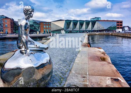 Kulturvaerftet Og Bibliotek (The Kultur Yard und Bibliothek) an der Uferpromenade in Helsingør Dänemark mit Skulptur Han Stockfoto