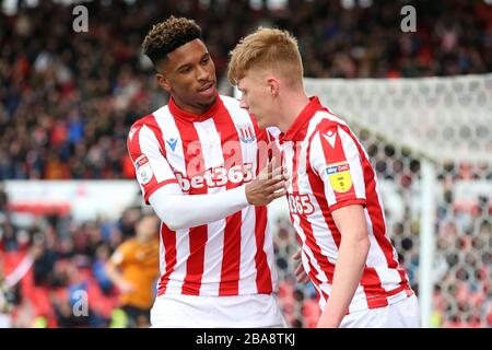 Stoke City's Sam Clucas feiert das vierte Tor gegen Hull City mit Teamkollege Tirese Campbell während des Sky Bet Championship Matches im BET365 Stadium Stockfoto