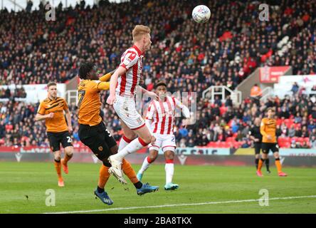 Stoke City's Sam Clucas erzielt beim Sky Bet Championship Match im BET365 Stadium das vierte Tor gegen Hull City Stockfoto