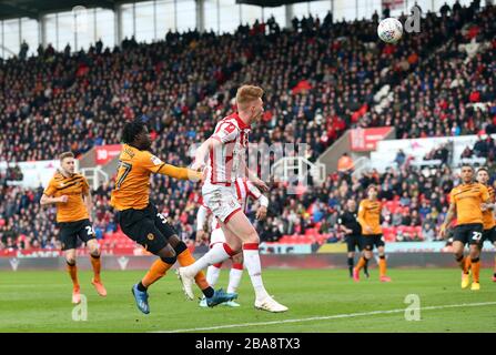 Stoke City's Sam Clucas erzielt beim Sky Bet Championship Match im BET365 Stadium das vierte Tor gegen Hull City Stockfoto