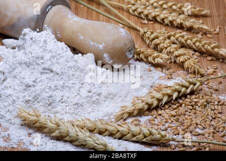 Hausgemachtes und gebackenes Pizzamehl, Müsli und Cornflakes und Brot Stockfoto