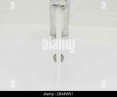 Frisches Wasser aus dem Wasserhahn im Bad Stockfoto