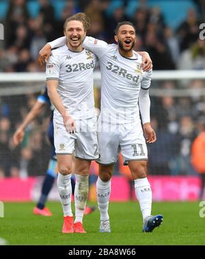 Luke Ayling (links) und Tyler Roberts von Leeds United feiern am Schlusspfiff Stockfoto