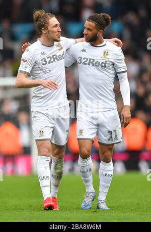 Luke Ayling (links) und Tyler Roberts von Leeds United feiern am Schlusspfiff Stockfoto