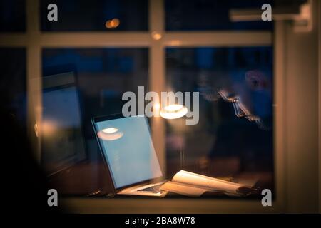 Person, die nachts ein Buch liest, Spiegelung des Fensters Stockfoto