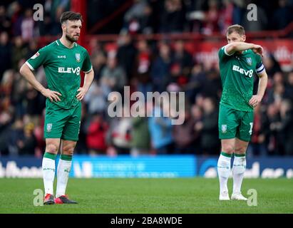 Morgan Fox (links) und Tom Lees von Sheffield Wednesday reagieren darauf, dass sie den Gleichstand in Vollzeit verlieren Stockfoto