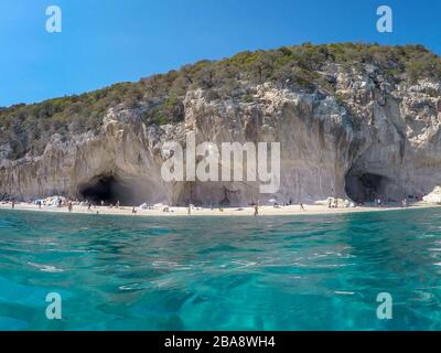 Cala Luna, Italien - 13. September 2017: Strand mit berühmten Höhlen auf der italienischen Insel Sardinien vom Meer Stockfoto