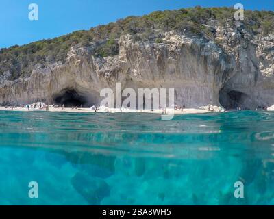 Cala Luna, Italien - 13. September 2017: Strand mit berühmten Höhlen auf der italienischen Insel Sardinien vom Meer Stockfoto