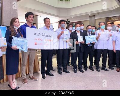 (200326) -- BANGKOK, 26. März 2020 (Xinhua) -- Anutin Charnvirakul (3. L), stellvertretender Premierminister und Minister für öffentliche Gesundheit, und James Dong (2. L), CEO von Lazada Thailand als Vertretung der beiden chinesischen Grundlagen für Fotos bei der Übergabefeier in Bangkok, Thailand, 26. März 2020. Medizinische Versorgung, die von der Jack Ma Foundation und der Alibaba Foundation gespendet wurde, wurde am Donnerstag bei einer Übergabefeier offiziell vom thailändischen Gesundheitsministerium entgegengenommen. Die Fundamente versandten die erste Lieferserie, einschließlich Gesichtsmasken, Schutzanzügen und Gesichtsschutz, über ein s Stockfoto