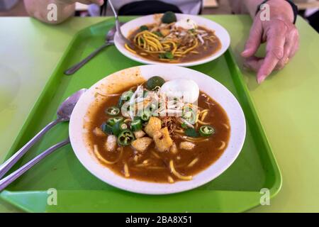 Gericht von Mie Rebus Nudeln an einem Hawker-Stall in Singapur Stockfoto