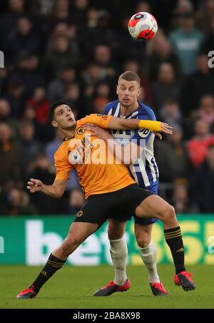 Die Wolverhampton Wanderers Raul Jimenez (links) und Brighton und Hove Albion kämpfen Adam Webster um den Ball Stockfoto