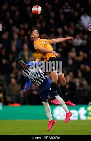 Wolverhampton Wanderers Leander Dendoncker (rechts) und Brighton und Hove Albion Yves Bissouma kämpfen um den Ball Stockfoto