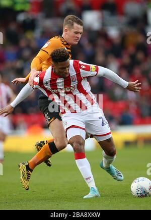 Das Tirese Campbell von Stoke City und Sean McLoughlin von Hull City während des Sky Bet Championship Matches im BET365 Stadium Stockfoto