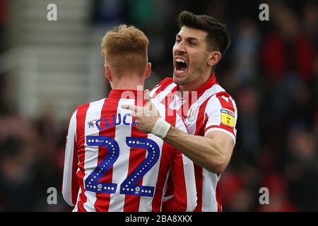 Der Danny Batth von Stoke City feiert das dritte Tor, das Sam Clucas (links) beim Sky Bet Championship Match im BET365 Stadium erzielt hat Stockfoto