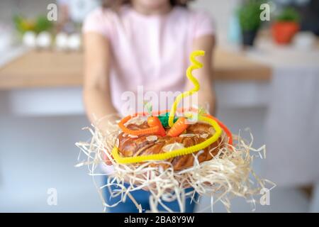 Nahaufnahme der Hände von Mädchen, die osterhasen halten Stockfoto